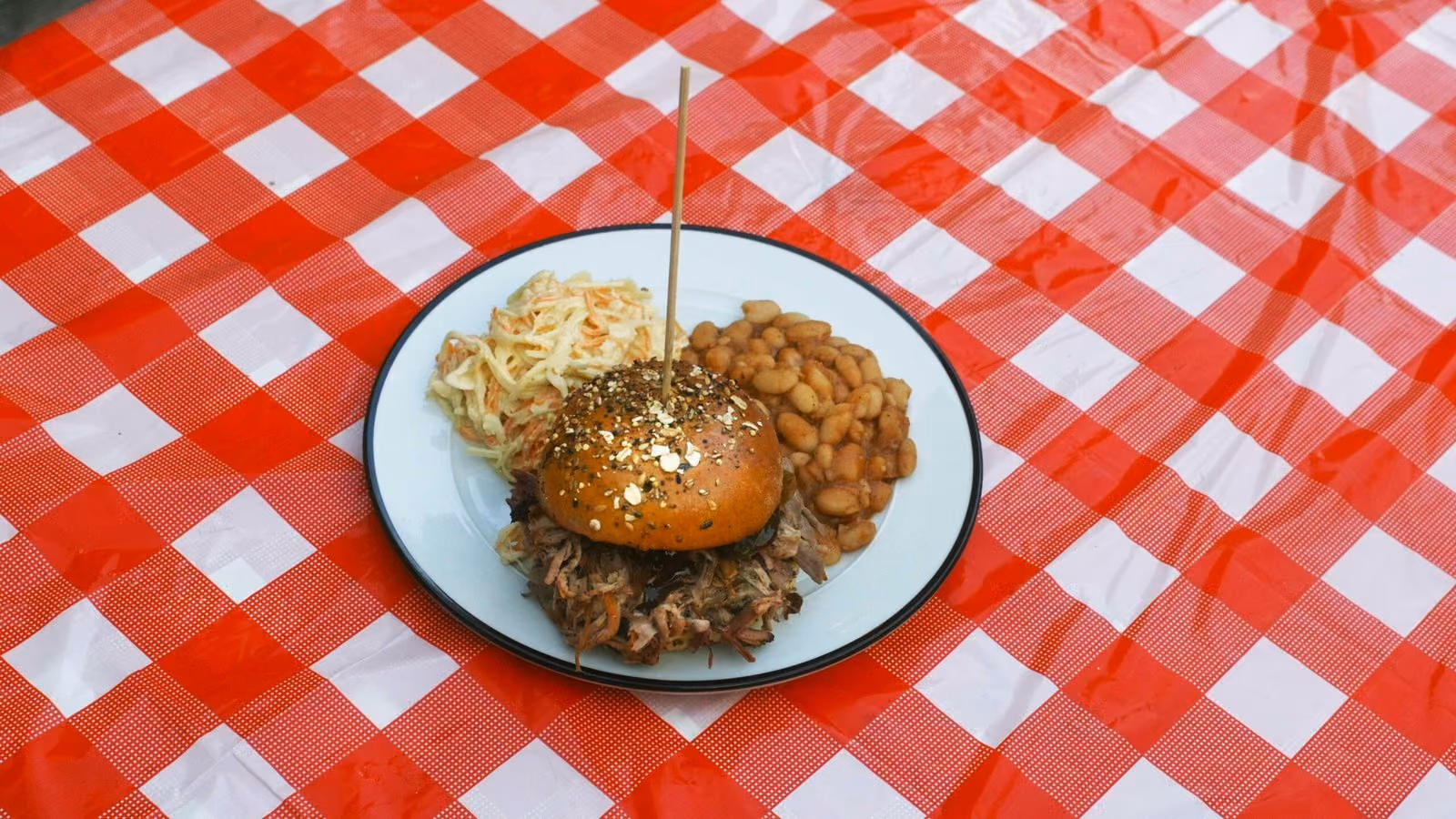 Assiette de barbecue fumé servie sur une nappe vichy
