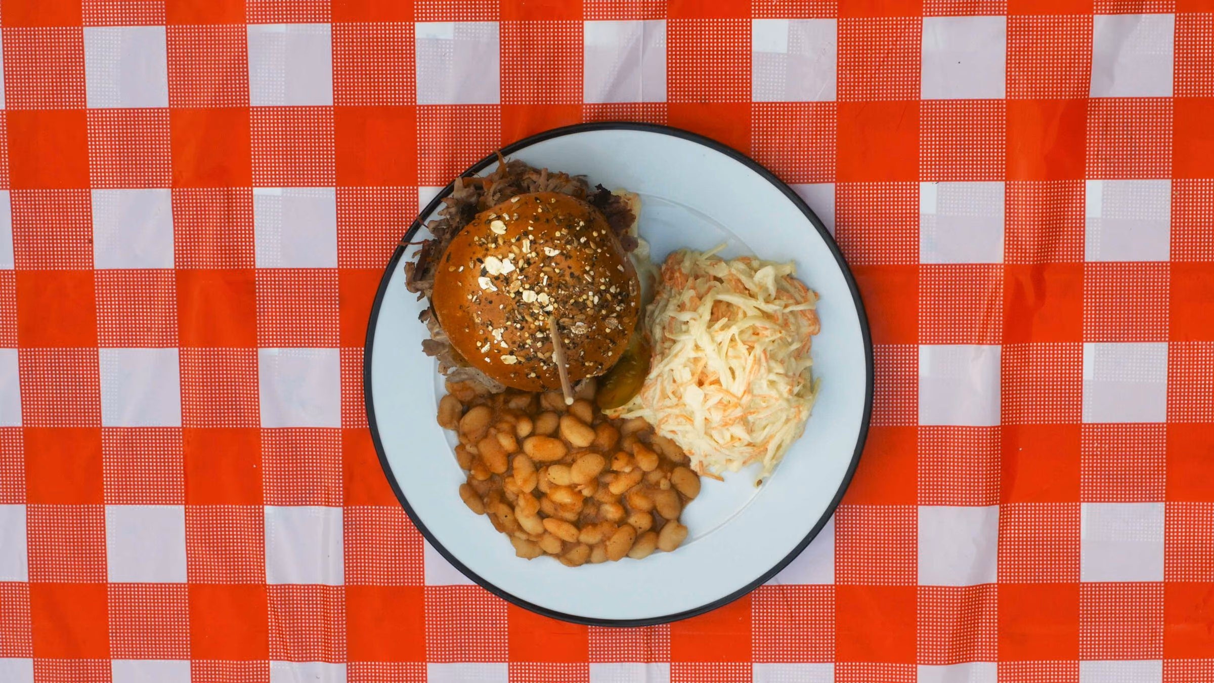 Assiette de pulled pork avec haricots et coleslaw