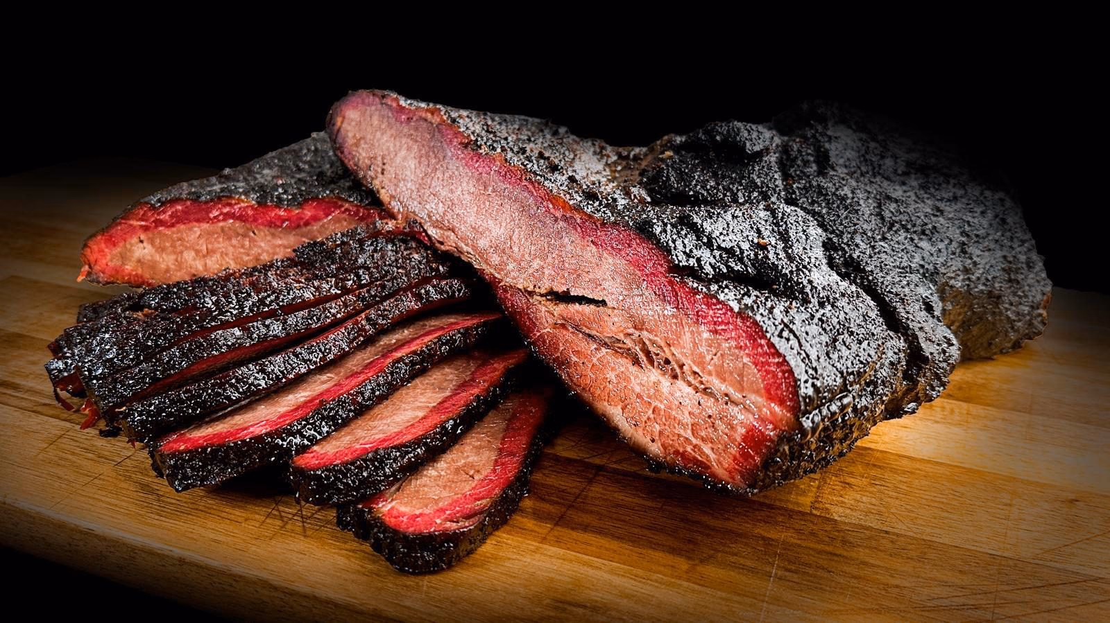 Brisket fumé tranché après 12 heures : bark sombre et anneau de fumée rosé