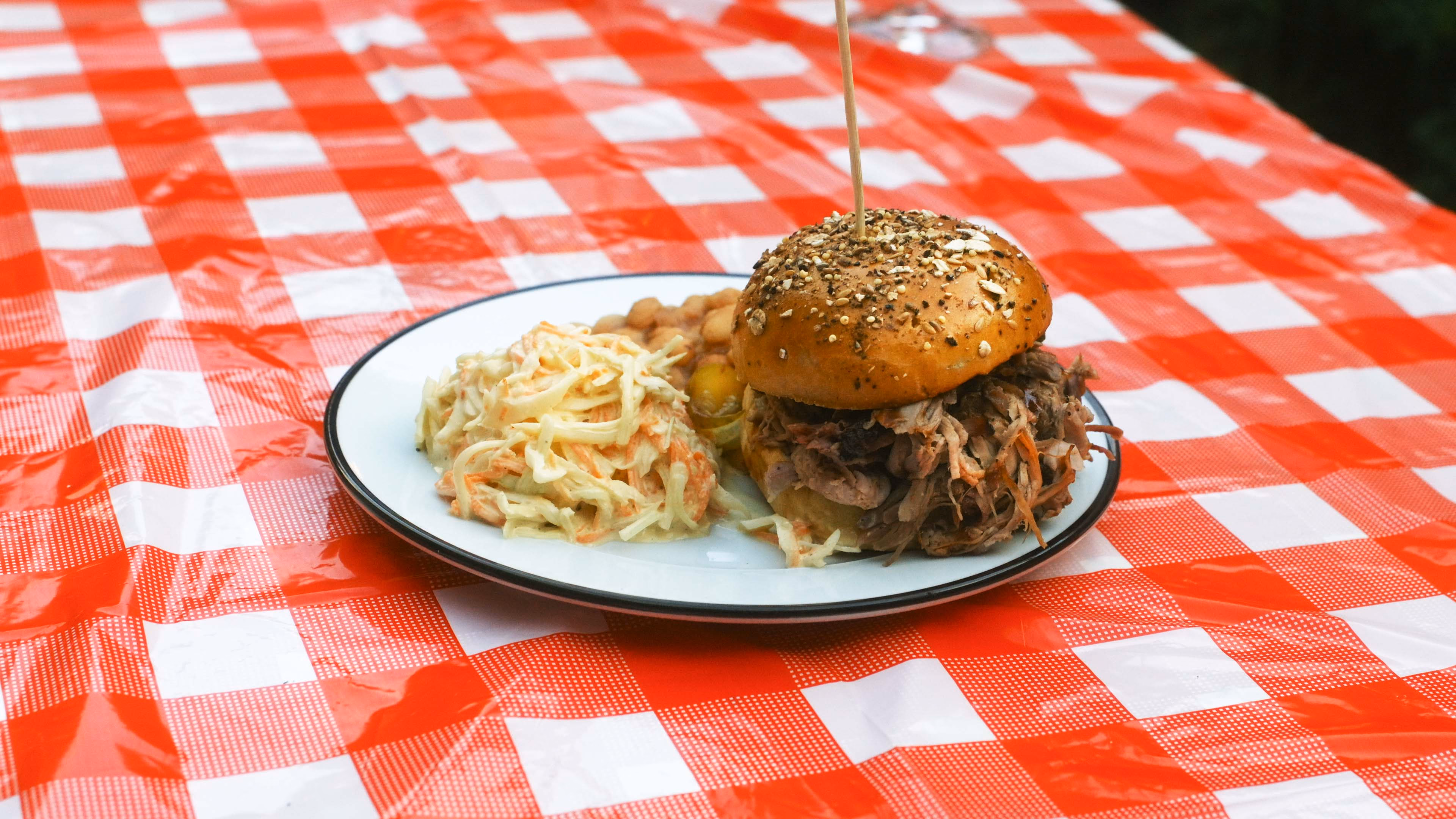 Assiette de burger fumé accompagné de coleslaw