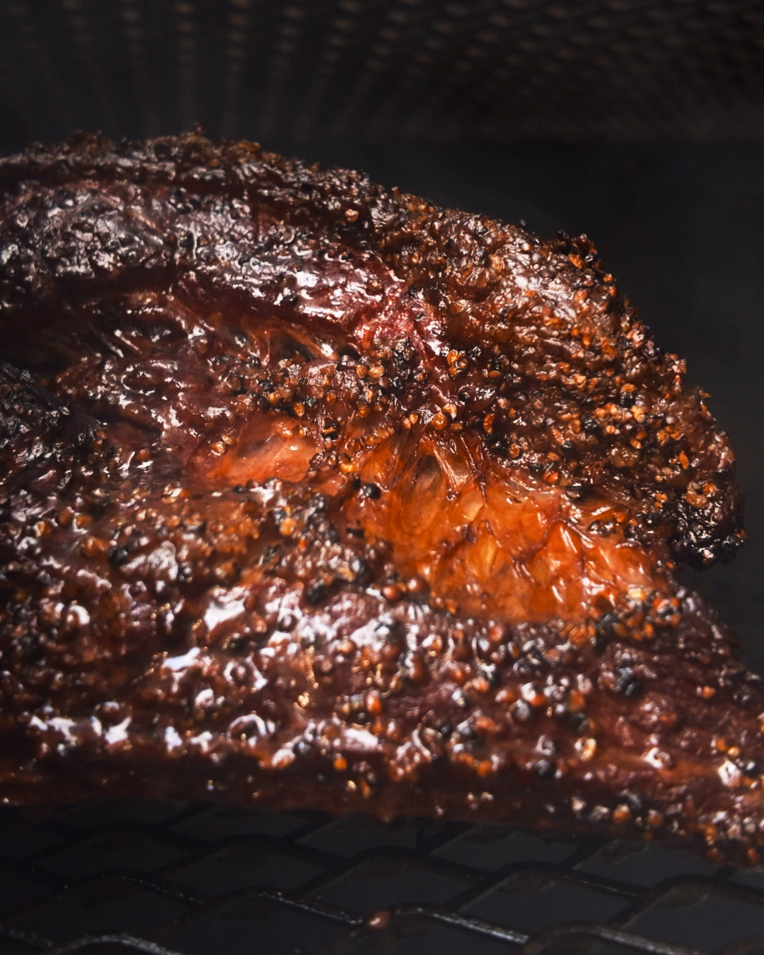 Brisket entier au bark laqué, prêt à être tranché