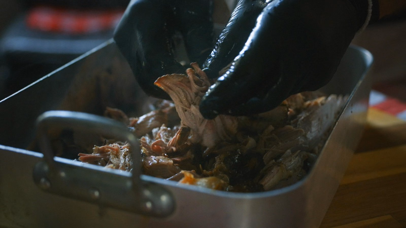 Pulled pork effiloché à la main à la sortie du fumoir