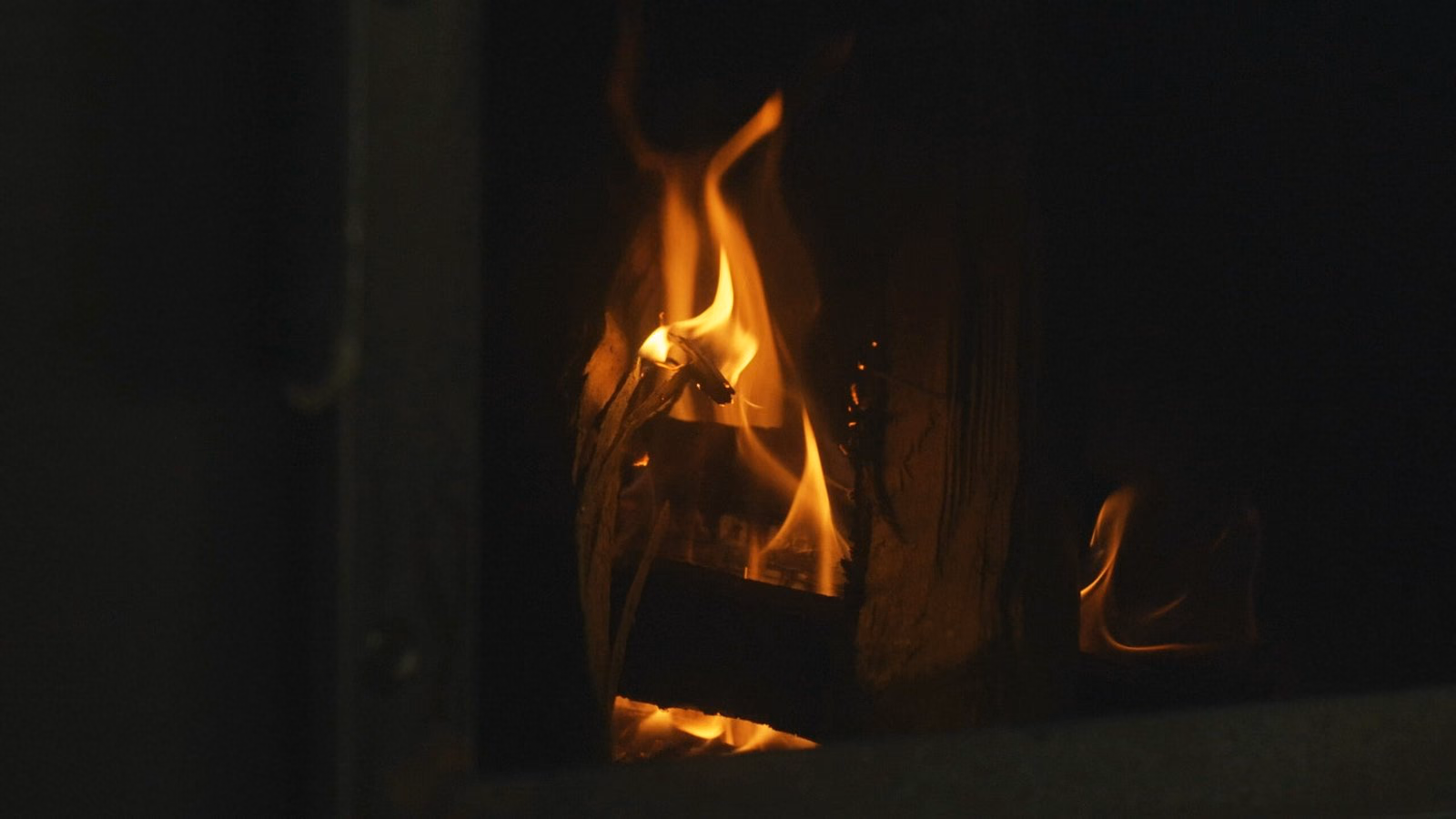 Feu de bois dans le foyer du smoker, braises et flammes