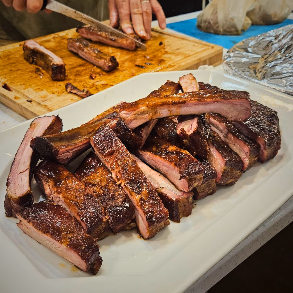 Planche de découpe avec ribs et viandes fumées tranchées