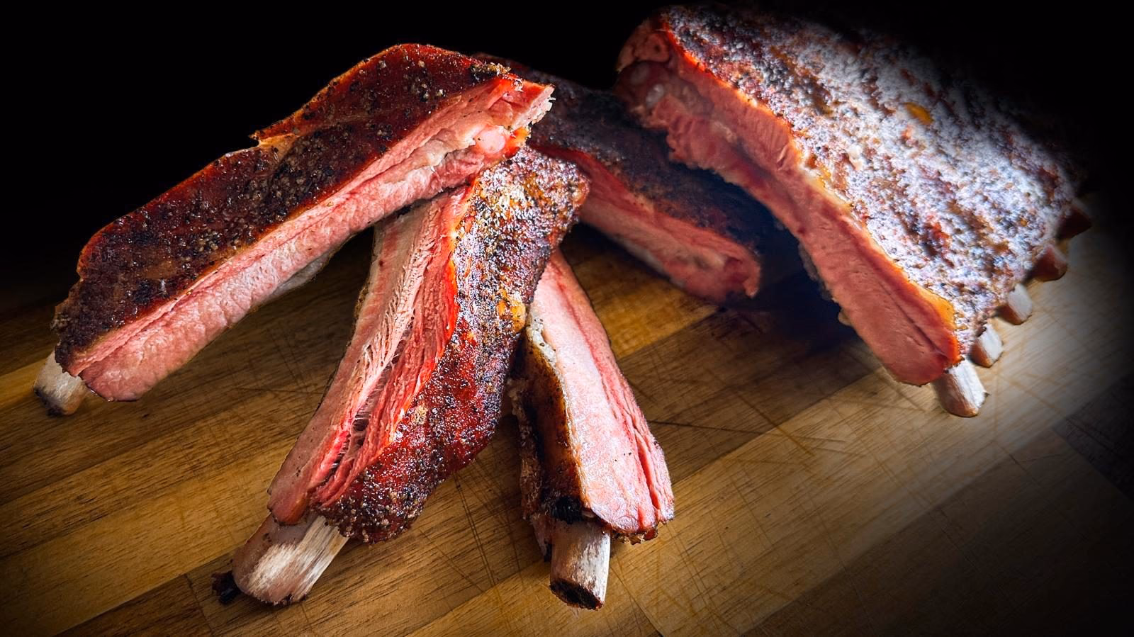 Ribs de porc fumés tranchés debout, anneau de fumée rosé en coupe