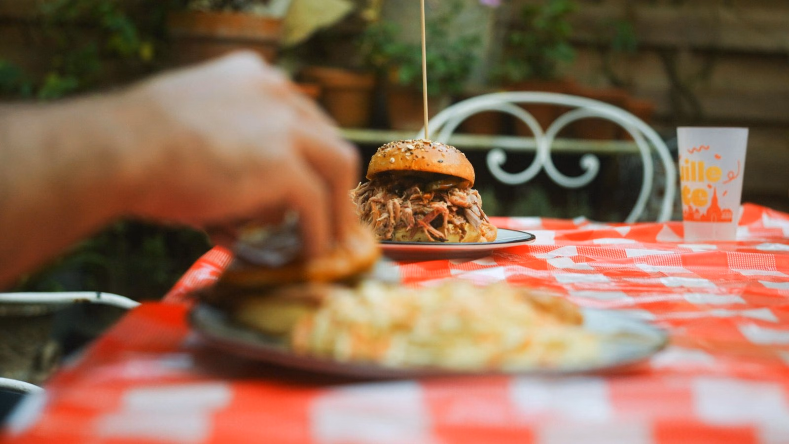 Grande tablée dressée sur l’herbe pour un repas en extérieur